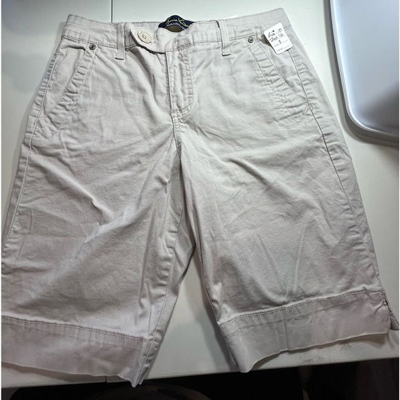D15.29 Gloria Vanderbilt Bermuda style shorts, cream color Size 8 - Picture 1 of 4